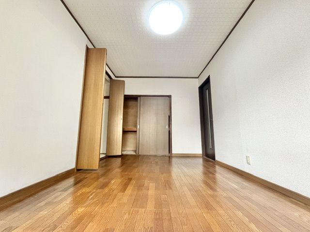 富田林市西板持町戸建の洋室