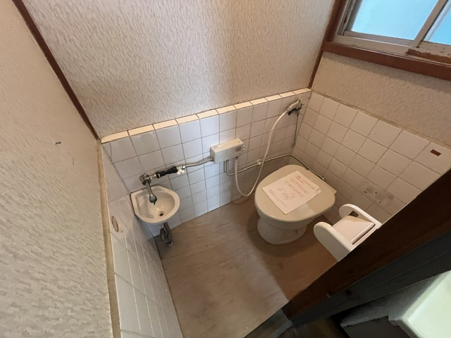 富田林市西板持町戸建のトイレ