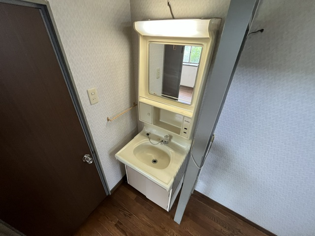 富田林市西板持町戸建の独立洗面台