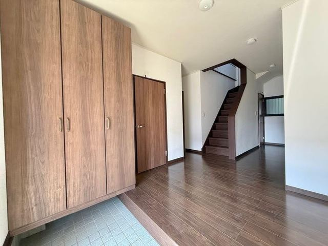 川越市岸町　中古の玄関|天井も広く開放感のある玄関