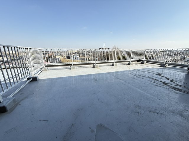 ハイマート川越5階のバルコニー|約40㎡の圧倒的な広さを誇るルーフバルコニーは、まさに第二のリビングです。パラソルとテーブルを置いてランチを楽しんだり、お子様のプール遊びをしたりと使い方は自由自在。視界を遮るもののない眺望も自慢です