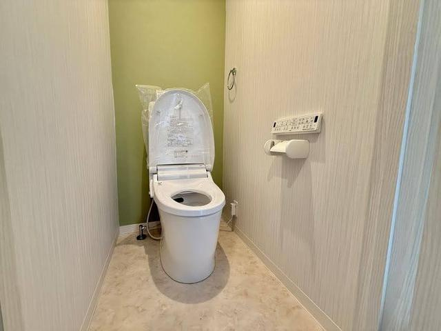ハイマート川越5階のトイレ|温水洗浄便座を標準装備した、清潔感のあるトイレ空間です。上部にはトイレットペーパーのストックを置ける便利な棚が設けられています。