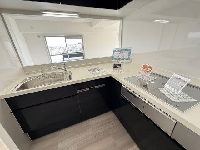 ハイマート川越5階のキッチン|ブラックのパネルが空間を引き締める、スタイリッシュな対面式キッチンです。