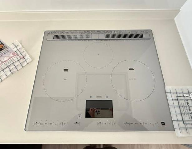 ハイマート川越5階のキッチン|お手入れがしやすい三口コンロを採用しており、複数の料理を同時に進められます。
