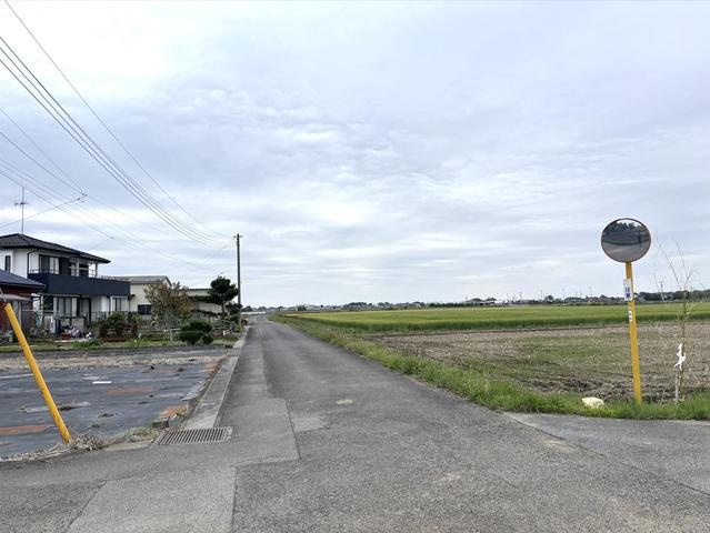 羽生市上新郷　中古の前面道路含む現地写真