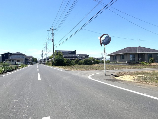 川越市久下戸1区画　売地の前面道路含む現地写真