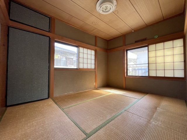笹部２丁目　中古戸建の和室|2階6帖和室　2面採光で窓から優しい日差しが差し込みます