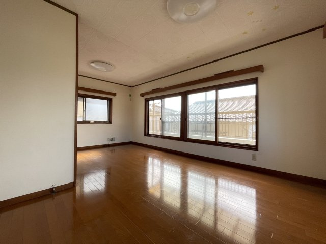 笹部２丁目　中古戸建の洋室|2階12帖洋室　とっても広い洋室！家族の寝室にいかがでしょう(*^。^*)
こちらのお部屋は2面内窓が設置済みです。