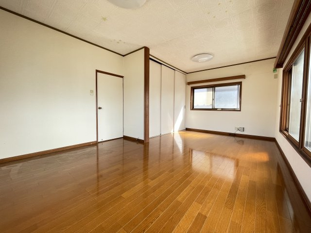 笹部２丁目　中古戸建の洋室|12帖の大きなお部屋なので、リフォームで2部屋にも出来ます！リフォームもワンストップで弊社にお任せください！