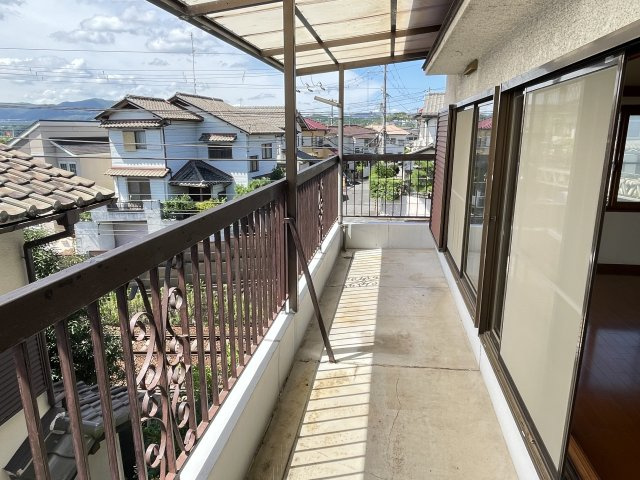 笹部２丁目　中古戸建のバルコニー|広いベランダなので、たくさんお洗濯ものが干せます！日当たりもバッチリです！
