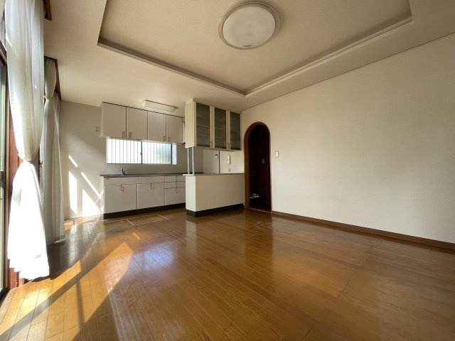 笹部２丁目　中古戸建の居間・リビング|12帖あるLDK　とっても明るいです！