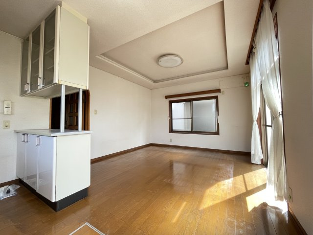 笹部２丁目　中古戸建の居間・リビング|キッチンから見たリビングです