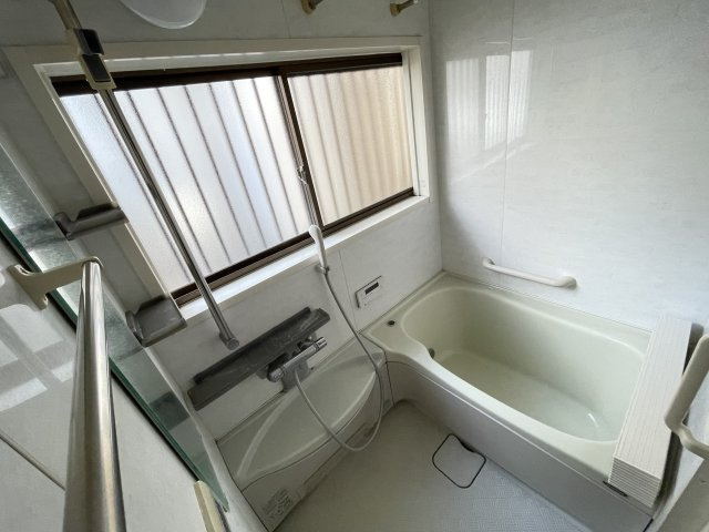 笹部２丁目　中古戸建の浴室|大きな窓があるのですっきり換気もできます！