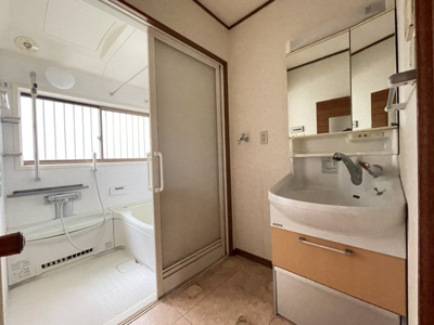 【独立洗面台】 | 笹部２丁目　中古戸建 | 洗濯機スペースのある脱衣所です