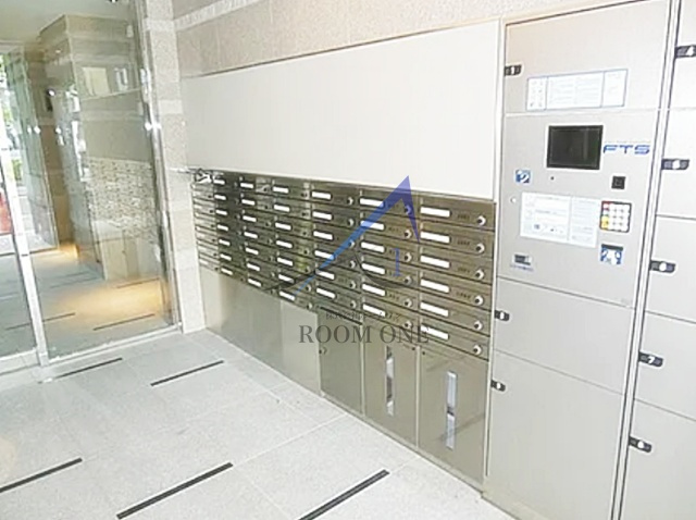 ディアレイシャス武蔵中原のその他共用部分|集合ポストと宅配ボックスです。