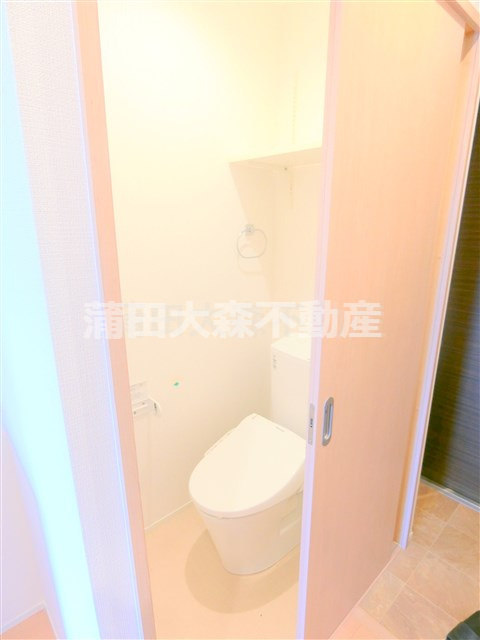 ハレルアナのトイレ|棚と温水洗浄便座付きのトイレ