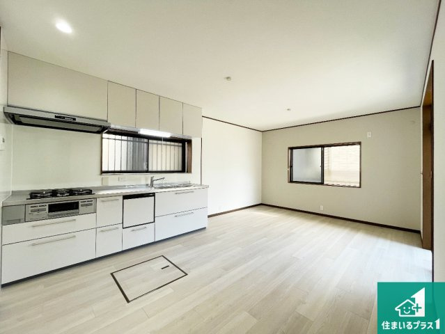 伊丹市瑞穂町　中古一戸建ての居間・リビング|明るい日差しが眩しいリビング！
