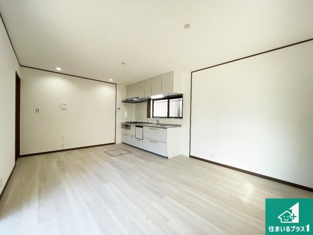 伊丹市瑞穂町　中古一戸建ての居間・リビング|明るい日差しが眩しいリビング！
