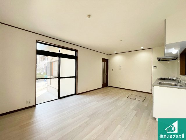 伊丹市瑞穂町　中古一戸建ての居間・リビング|インテリアを楽しめるシンプルなリビング！
