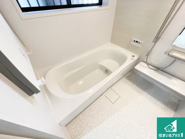 伊丹市瑞穂町　中古一戸建ての浴室|足をゆったり伸ばして寛げる浴槽！
