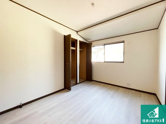 伊丹市瑞穂町　中古一戸建ての洋室|シンプルかつ開放的な窓のある洋室！
