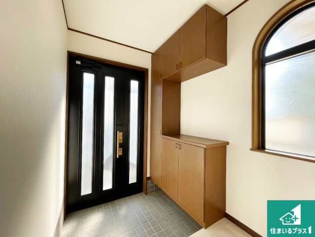 伊丹市瑞穂町　中古一戸建ての玄関|たくさん収納できるシューズボックス付！
