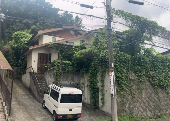 【外観】 | 現地に行くなら、物件の周囲の地形がどうなっているかを見ることも大切です。周辺より低くなっている土地では、大雨などで水が集まりやすいため、地盤が弱くなっているということも考えられるため、注意が必要です。
