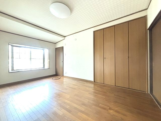 西板持町2丁目戸建の洋室