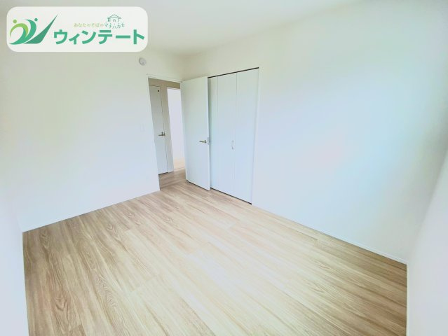 土浦市真鍋5丁目2086番　新築戸建　B号棟の洋室|全室にしっかり採光を確保した明るい洋室。収納スペースもあり、家族それぞれのプライベート空間として快適に過ごせます。