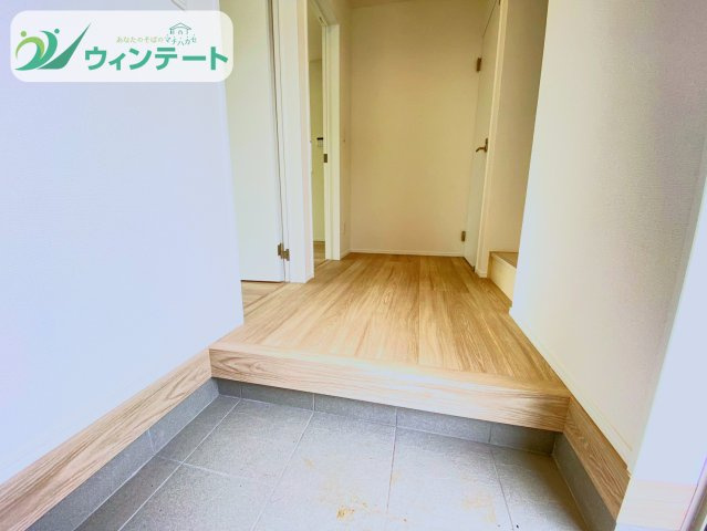 土浦市真鍋5丁目2086番　新築戸建　B号棟の玄関|ナチュラルな木目とタイルが調和する温かみのある玄関アプローチ。心地よい第一印象をつくる上質なデザインです。