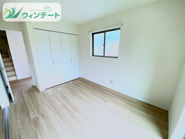 土浦市真鍋5丁目2086番　新築戸建　B号棟の洋室|勉強部屋や趣味の部屋など、多目的に使える洋室。開放感のある窓から光と風が入り、毎日が快適に過ごせます。