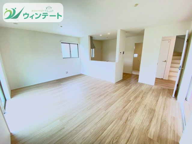 土浦市真鍋5丁目2086番　新築戸建　B号棟の居間・リビング|生活動線に優れたLDK。キッチン・ダイニング・リビングが一体となり、家事のしやすい空間設計です。