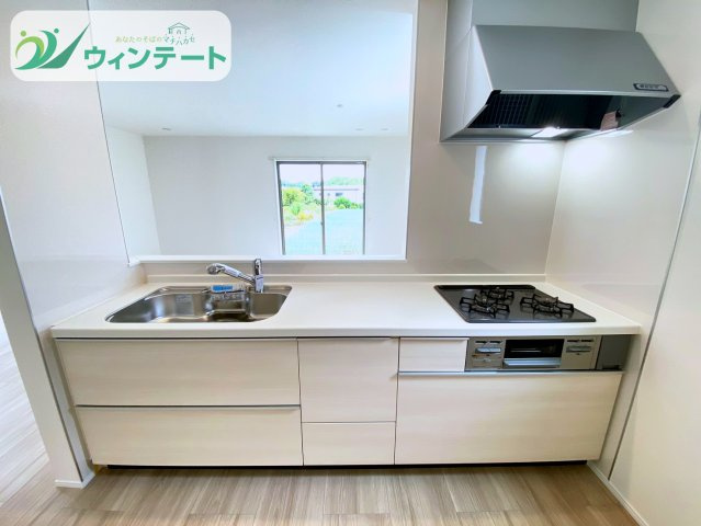 土浦市真鍋5丁目2086番　新築戸建　B号棟のキッチン|シンプルで機能的なキッチン。使いやすい動線設計で、料理も後片付けもスムーズに行えます。