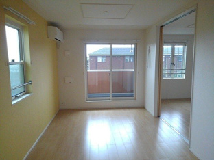ゆったり過ごせる居間です
