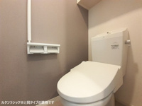 落ち着いた色調のトイレです