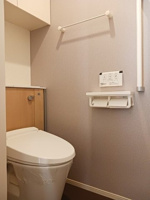 落ち着いた色調のトイレです