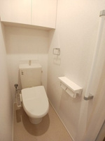 落ち着いた色調のトイレです