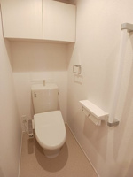 落ち着いた色調のトイレです