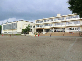 伊勢原市立成瀬小学校まで75m