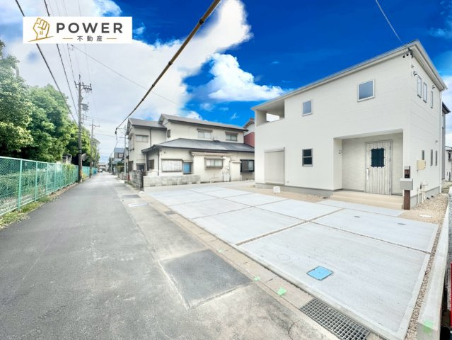 リーブルガーデン　西尾市亀沢町第2の前面道路含む現地写真|十分な幅が確保されており、車の出し入れもスムーズ。お子様の送り迎えなど、日常の動作も快適に行えます。									
									