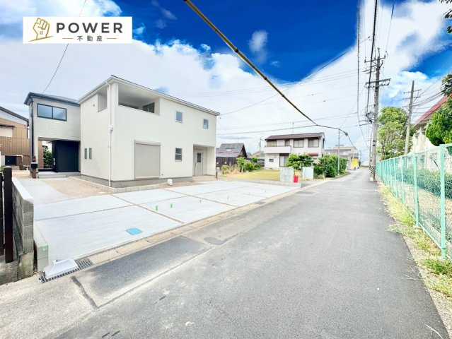 リーブルガーデン　西尾市亀沢町第2の前面道路含む現地写真|十分な幅が確保されており、車の出し入れもスムーズ。お子様の送り迎えなど、日常の動作も快適に行えます。									
									