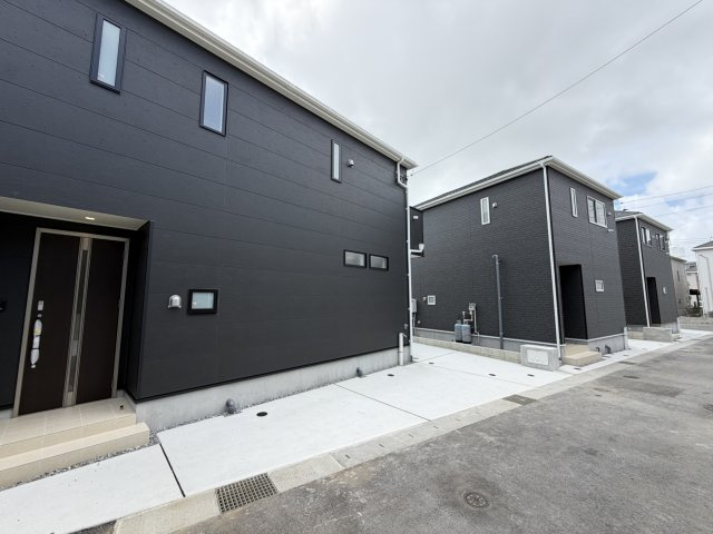 沖縄市胡屋　第1（全13棟）11号棟の前面道路含む現地写真|※西側6.1m道路♪