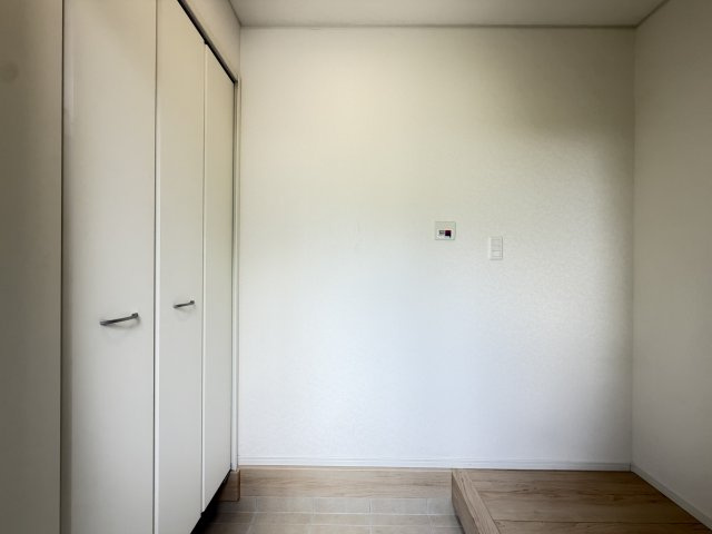 沖縄市胡屋　第1（全13棟）11号棟の玄関|11号棟　十分な収納付き玄関♪