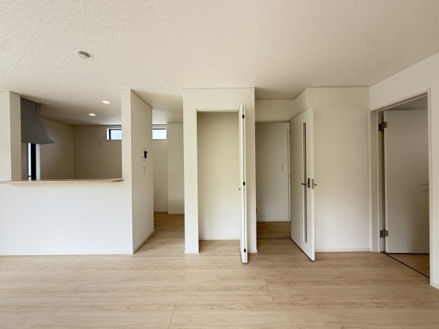 沖縄市胡屋　第1（全13棟）11号棟の居間・リビング|11号棟　LDK19.2帖♪リビング収納付き♪