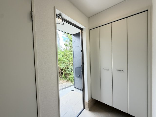沖縄市胡屋　第1（全13棟）11号棟の玄関|11号棟　十分な収納付き玄関♪