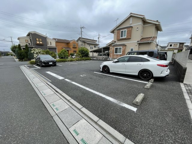 フルールの駐車場