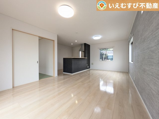 行田市長野2丁目　中古戸建の居間・リビング|開放感と家族との距離感にこだわったＬＤＫ
採光たっぷりのリビングで休日には家族みんなでくつろげそうですね♪