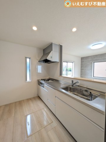 行田市長野2丁目　中古戸建のキッチン|対面キッチンでリビングを見渡せる
お子様の遊んでいる様子や宿題をしている様子など見守りながらお料理が作れますね♪