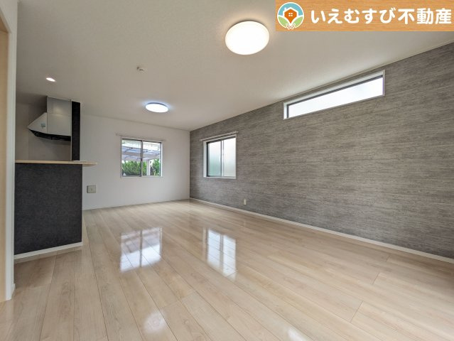 行田市長野2丁目　中古戸建の居間・リビング|自然光で満たされる明るく開放感溢れるリビング
たっぷりの採光で明るい空間。家族みんなでくつろげます♪