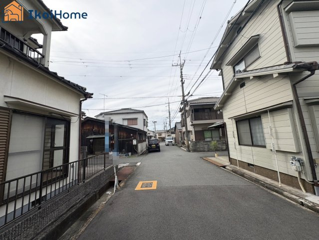 明石市大久保町西島　中古戸建の前面道路含む現地写真|●年中無休：当日予約可●前面道路は幅員約5ｍ、交通量少なめで安心の住環境です。
